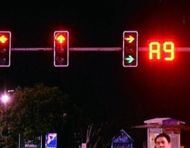 深圳红绿灯小姐姐跳舞,街头艺术新风尚